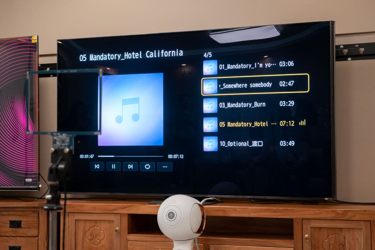 実験室に用意されていた、RGBミニLED液晶テレビ「RGB 85UXS」