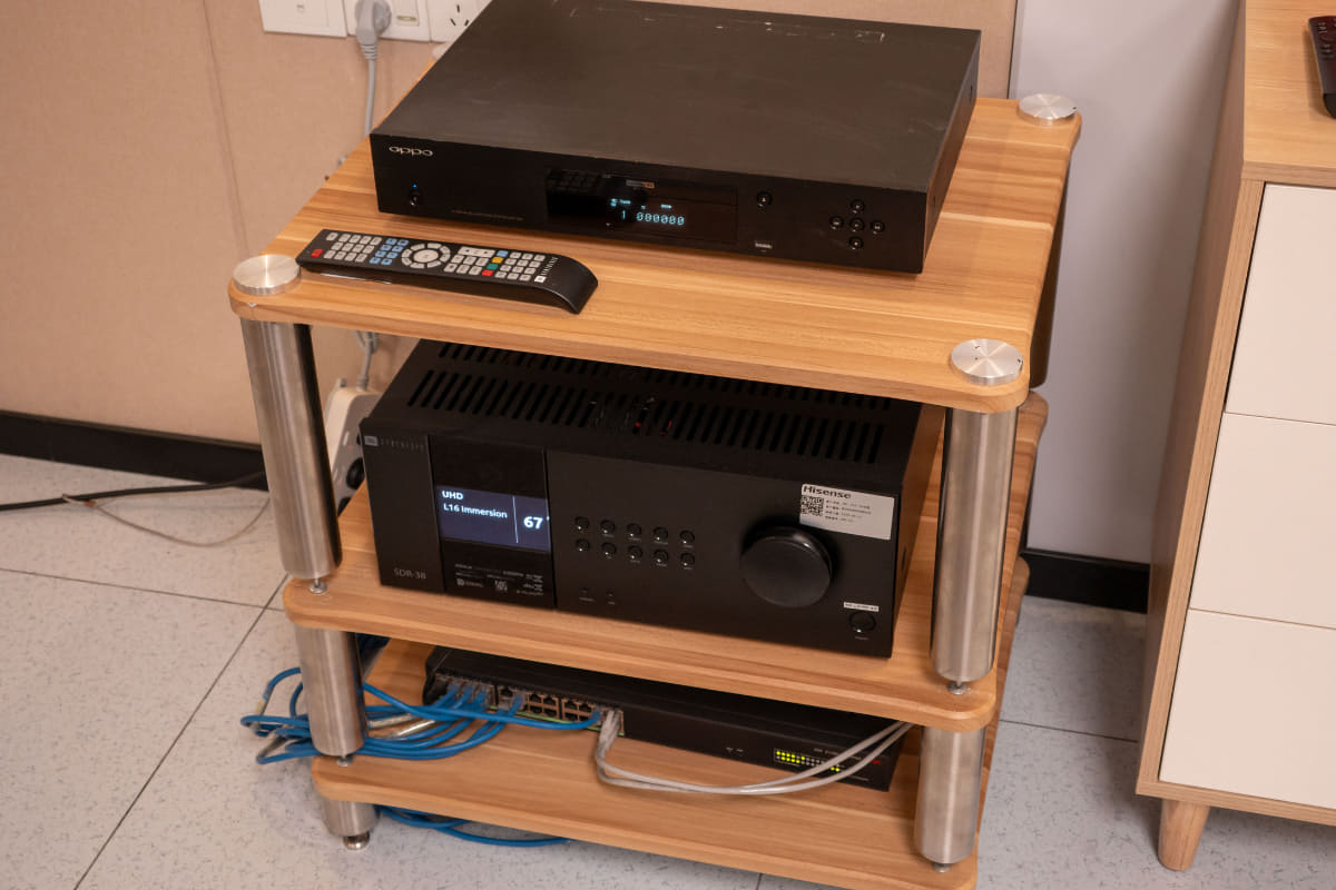 UHB BDプレーヤーはOPPO、AVアンプはJBL SYNTHESIS「SDR-38」が使われていた