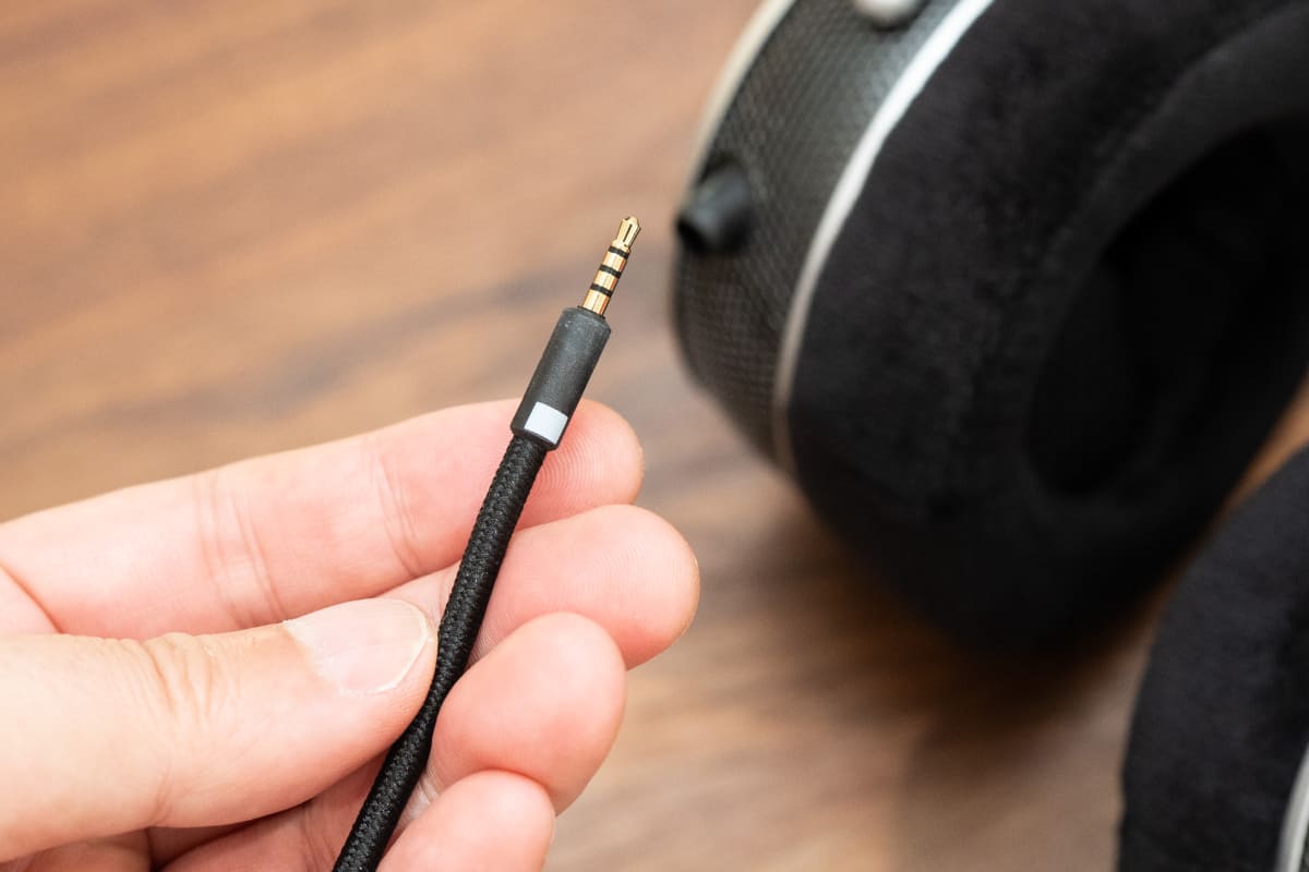 ヘッドフォン側は2.5mm 4極ソケットを採用