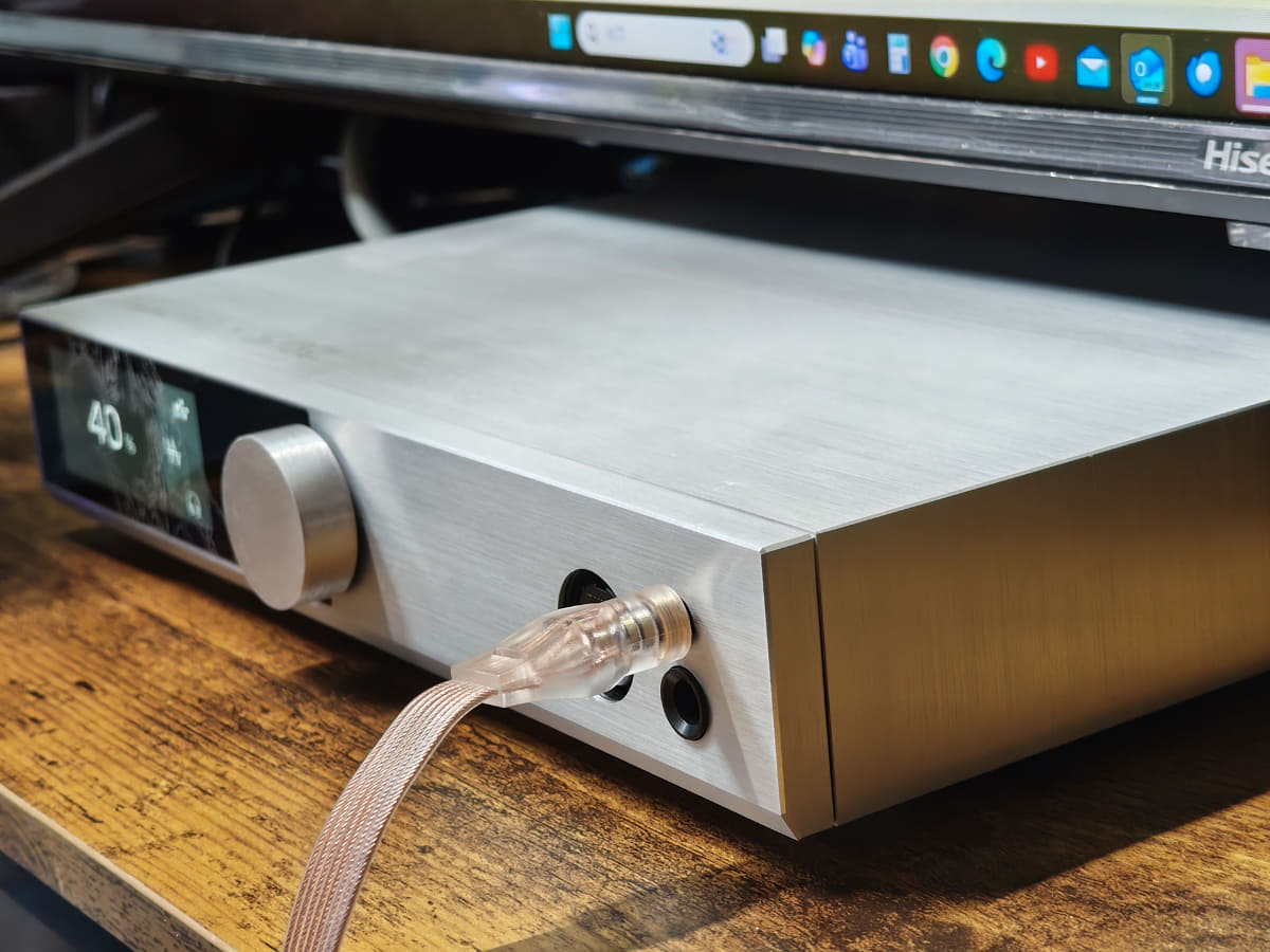 筐体が薄型なので、PCモニターの下部にもすんなり収まる
