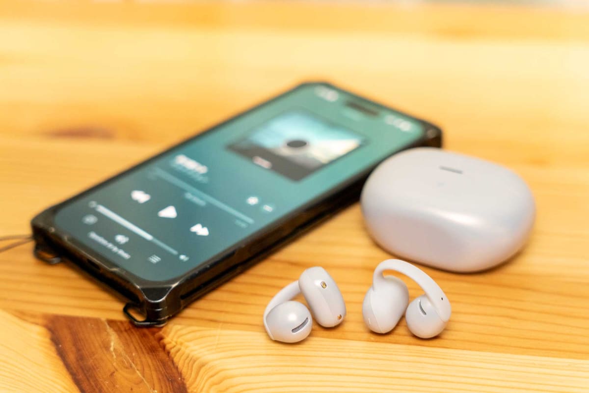 「OpenDots Air」(上)と「OpenDots 2」(下)のしなり具合を比較したところ。OpenDots 2のほうがよりしなやかな印象