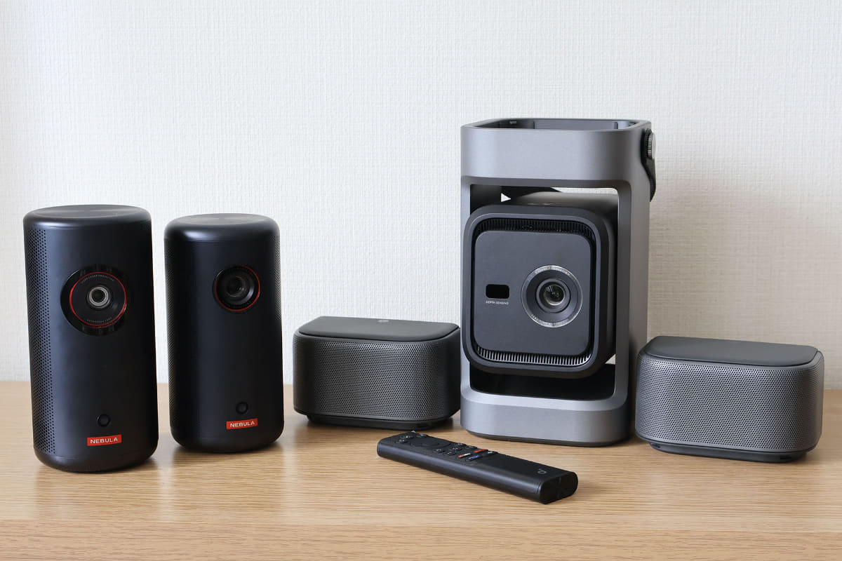 左から「Nebula Capsule 3 Laser」、「Nebula Capsule 3」、「Soundcore Nebula P1」