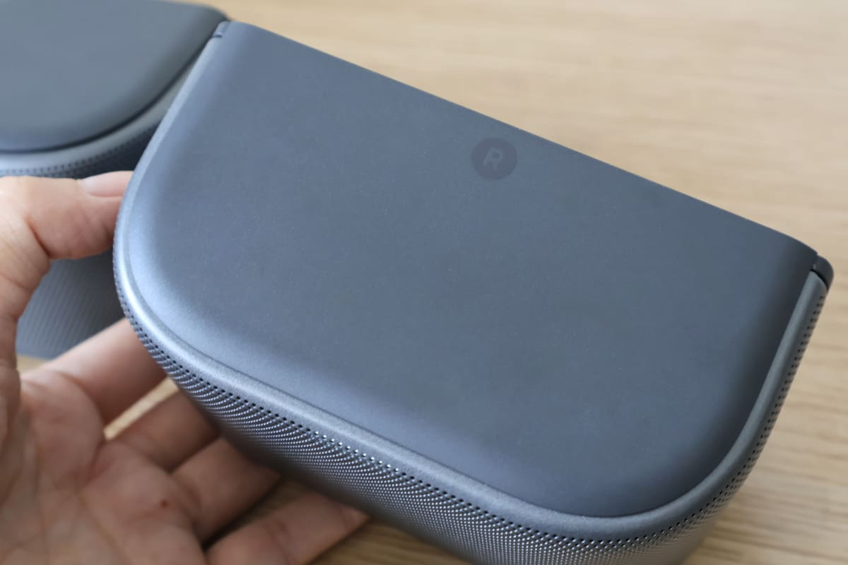 上部のパーツを分離すると、2chのワイヤレススピーカーになる