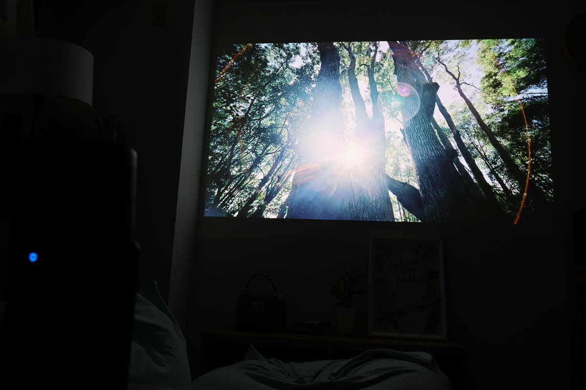 部屋の明かりを落とすと、レーザー光源を活かしたパワフルな映像が楽しめる