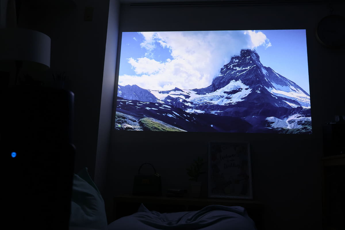 部屋の明かりを落とすと、レーザー光源を活かしたパワフルな映像が楽しめる
