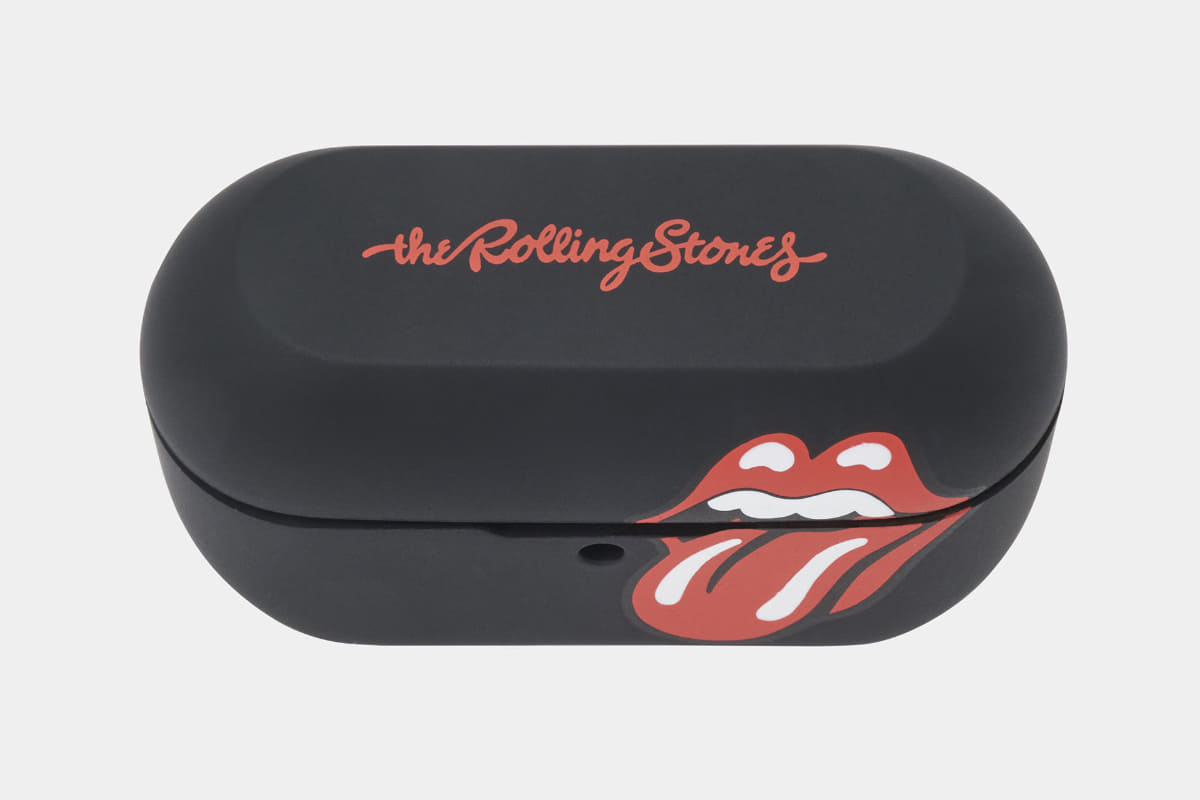 充電ケースを覆うラバーケースに、Lips & Tongueロゴをあしらった