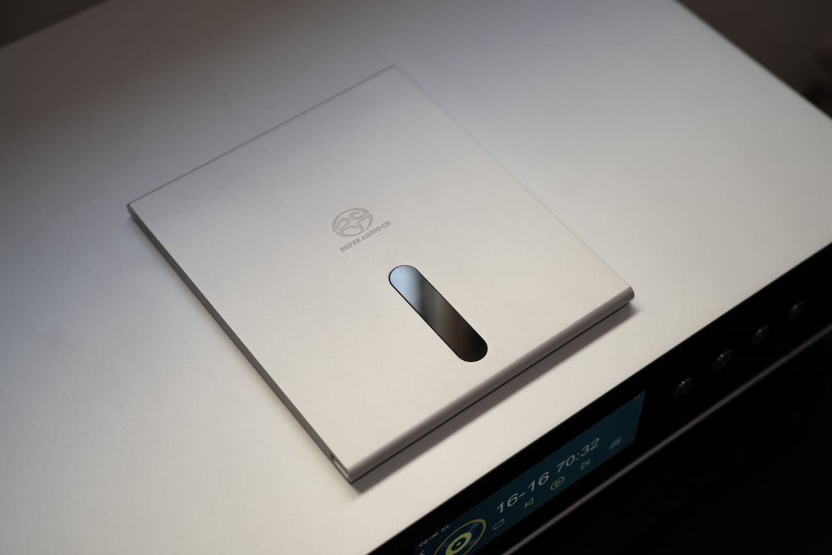 SCD3.3でCDを再生するところ。トップローディング方式で、天の蓋を手で開け、CDをセット。付属の磁気スタビライザーを乗せて、蓋を閉めるとローディングとなる。手間をかけて再生するところが、レコードのようでもあり、ワクワクする瞬間だ