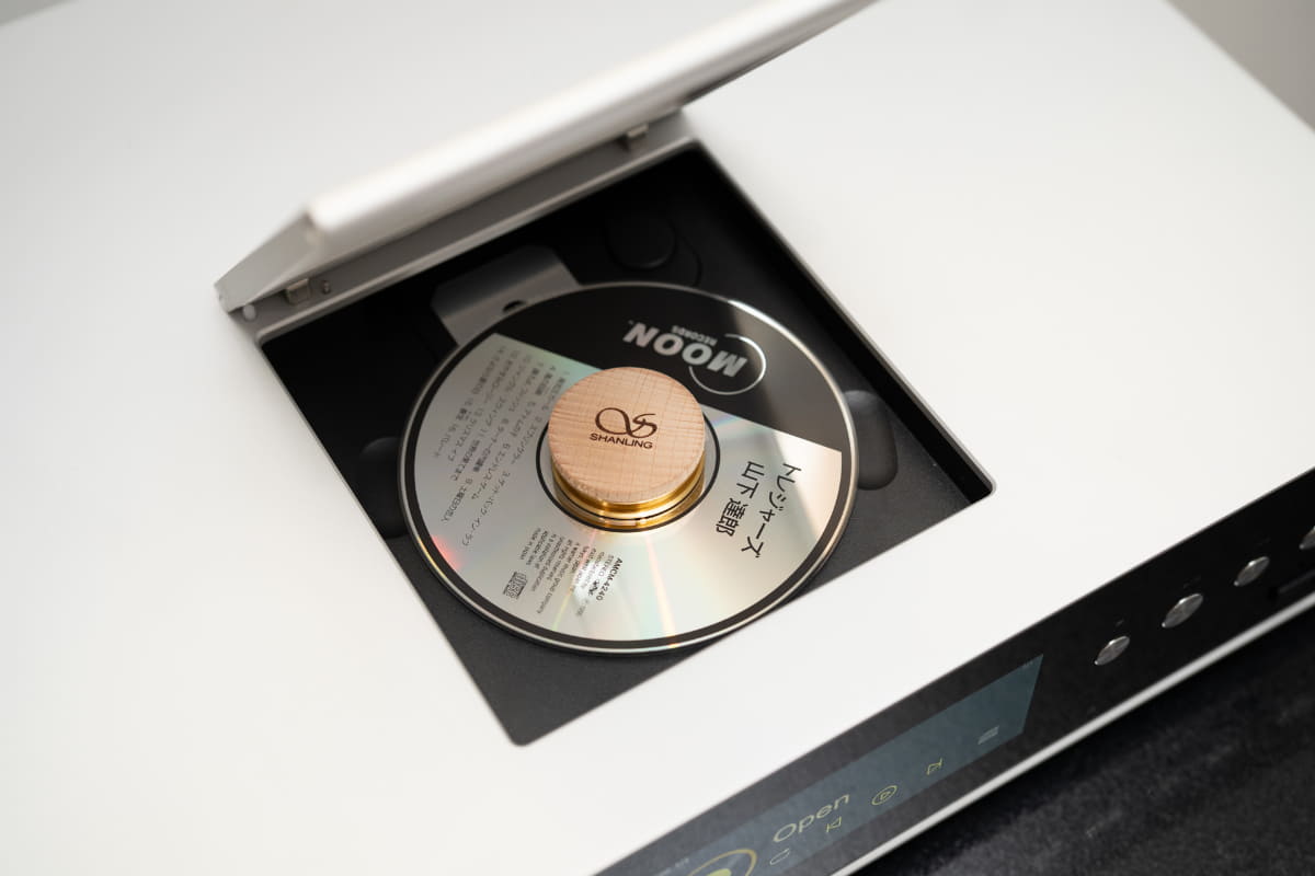 SCD3.3でCDを再生するところ。トップローディング方式で、天の蓋を手で開け、CDをセット。付属の磁気スタビライザーを乗せて、蓋を閉めるとローディングとなる。手間をかけて再生するところが、レコードのようでもあり、ワクワクする瞬間だ