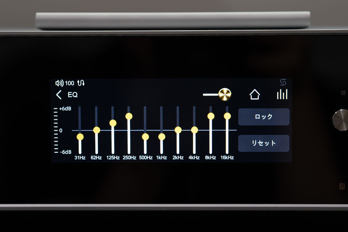 ディスプレイはタッチ式。出力の切り替えや、I2Sのモード切替も可能。