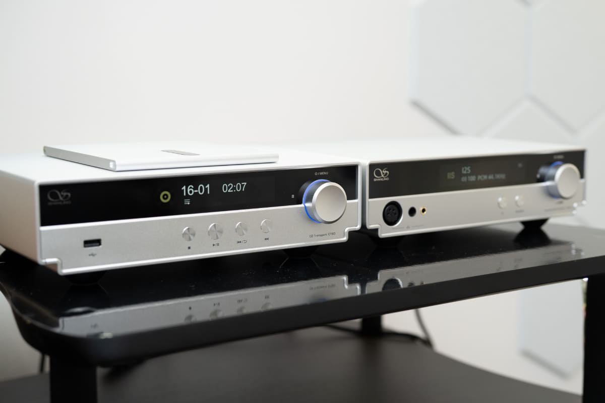 左からCDトランスポート「CT90」、デスクトップDAC兼ヘッドフォンアンプ「EH90」