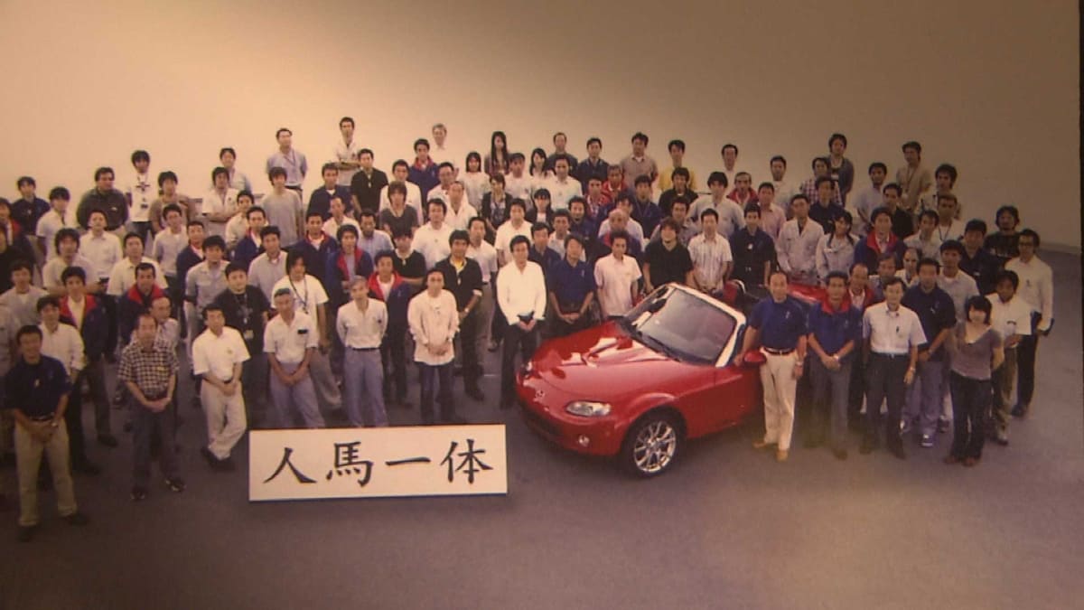 開発陣と完成したスポーツカー