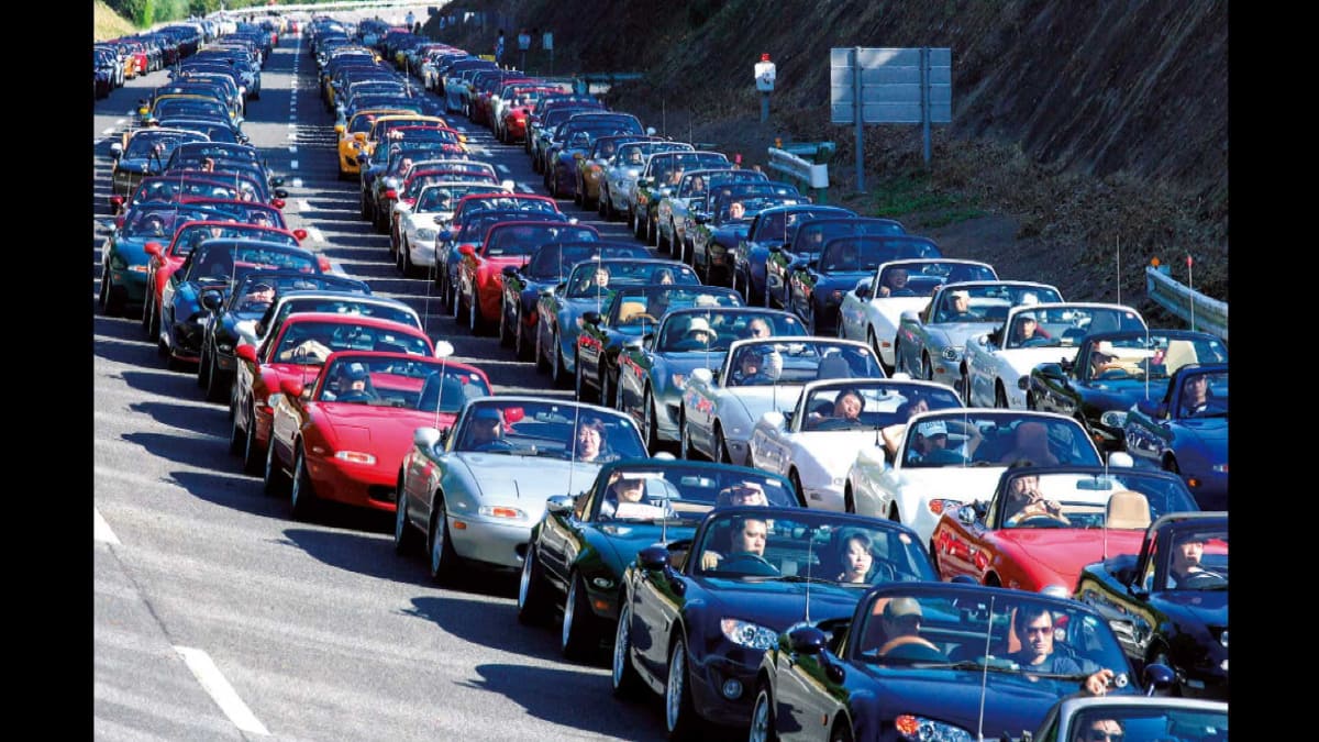 全国から集結した愛好者たちの車列