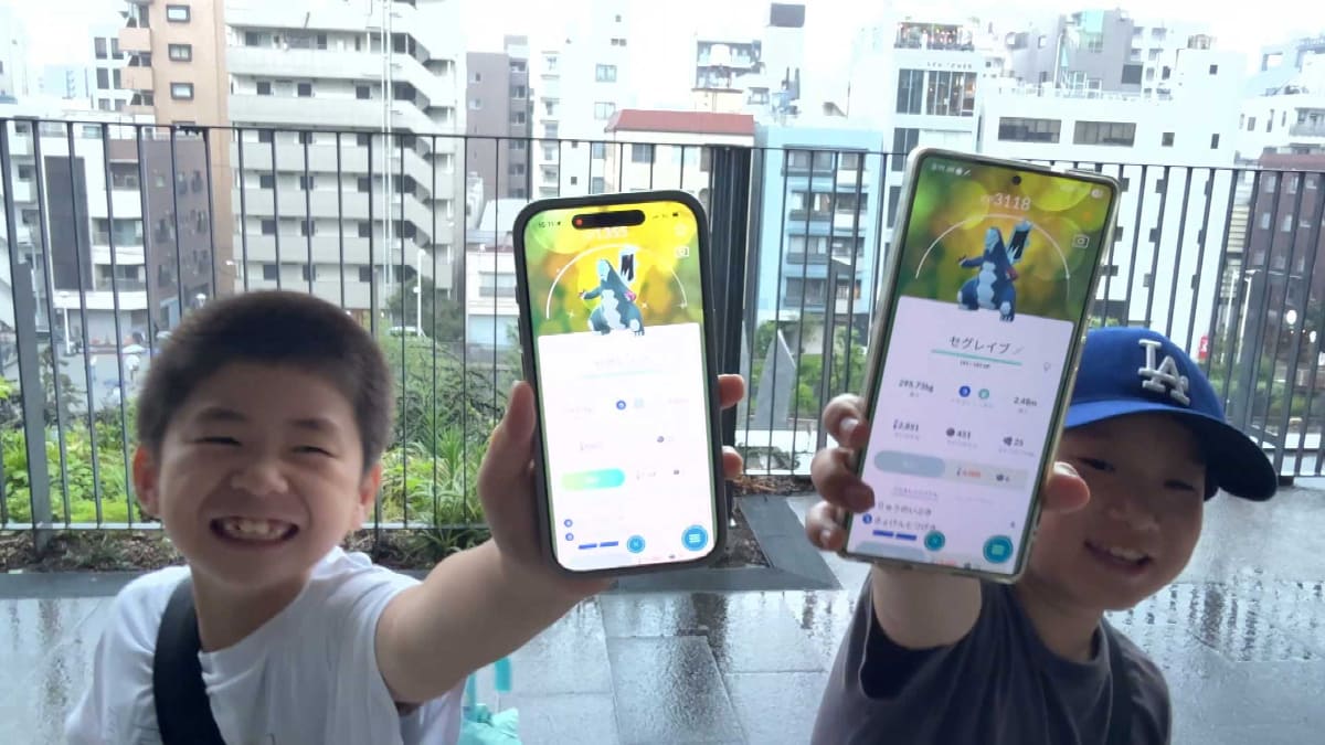 スマホ片手に仲間と楽しむ