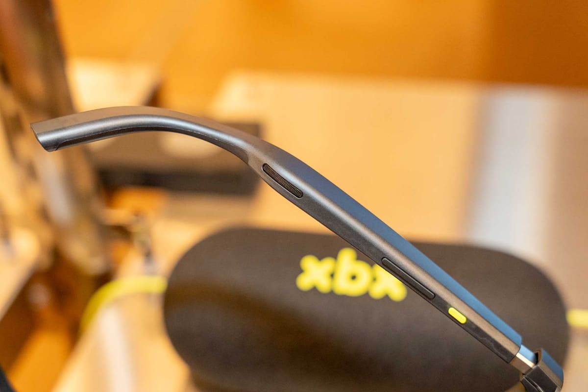 テンプル部にスピーカー。右テンプル下部に操作ボタンを備える