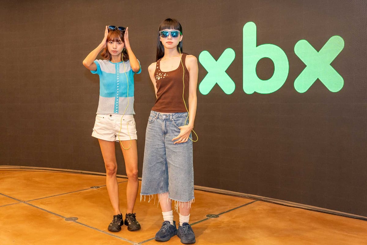 モデルの菊池ヘイゼル(左)と碧(右)