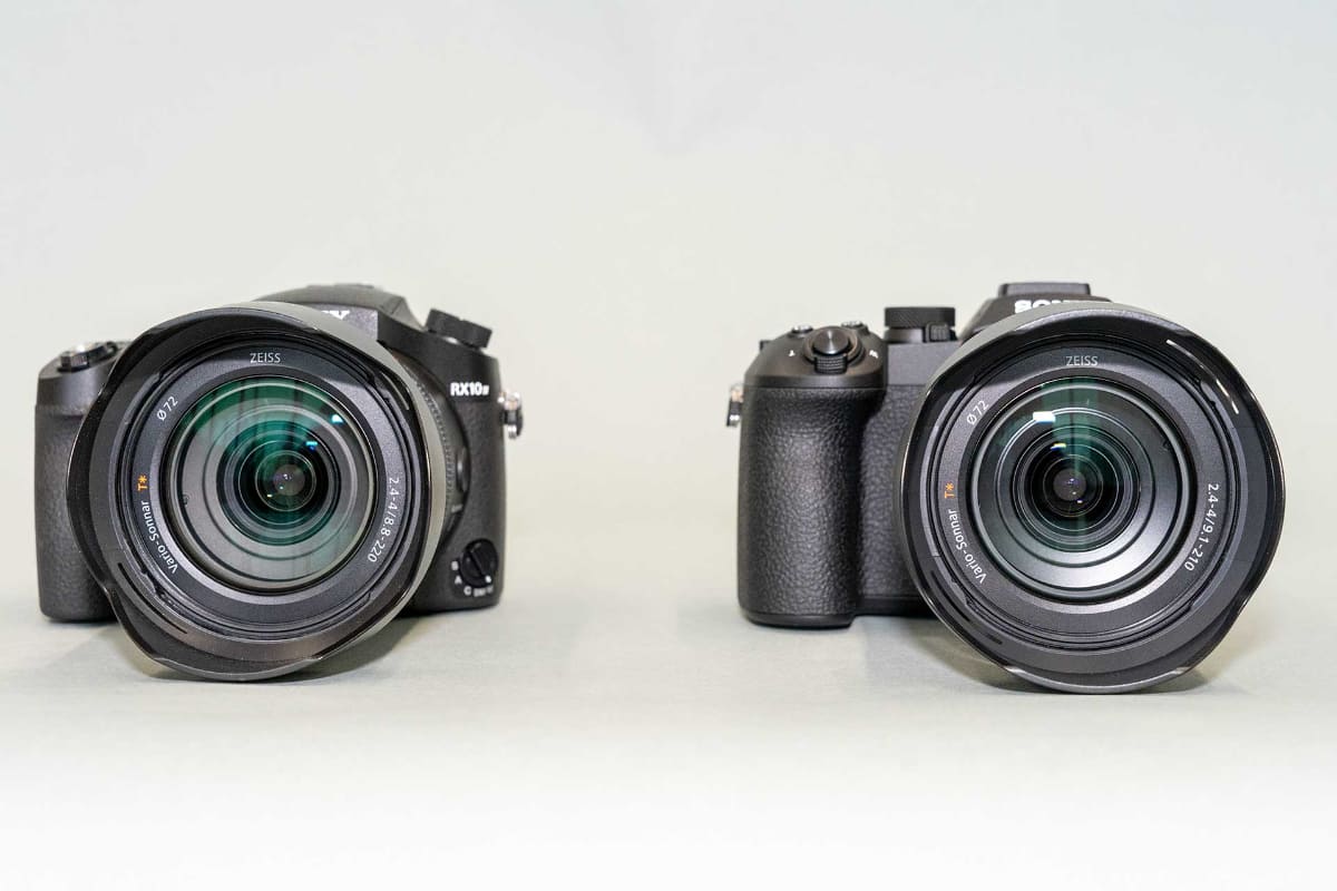 右が新型「RX10 V」。左が旧モデル「RX10 IV」