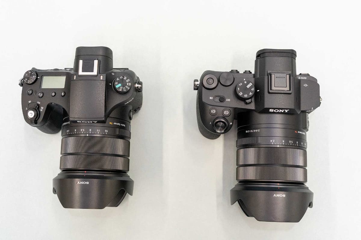右が新型「RX10 V」。左が旧モデル「RX10 IV」