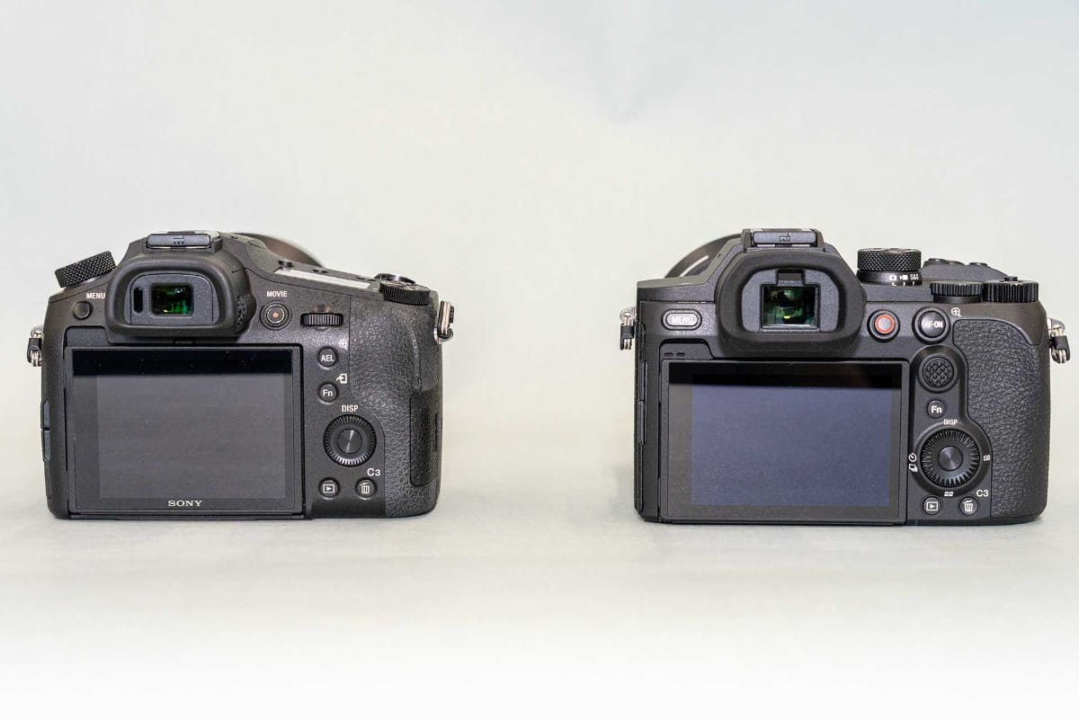 右が新型「RX10 V」。左が旧モデル「RX10 IV」