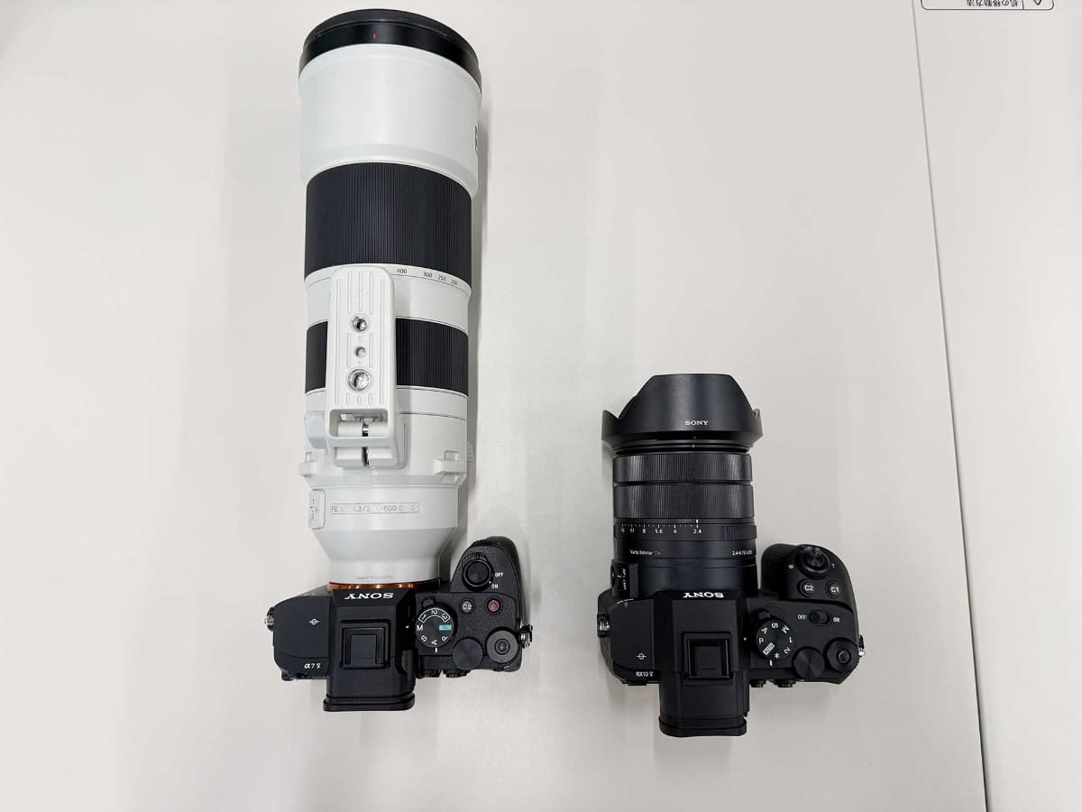 右が「RX10 V」。左は「α7V」に「FE 200-600mm F5.6-6.3 G OSS」を組み合わせたところで、よりコンパクトに焦点距離600mmをカバーできる