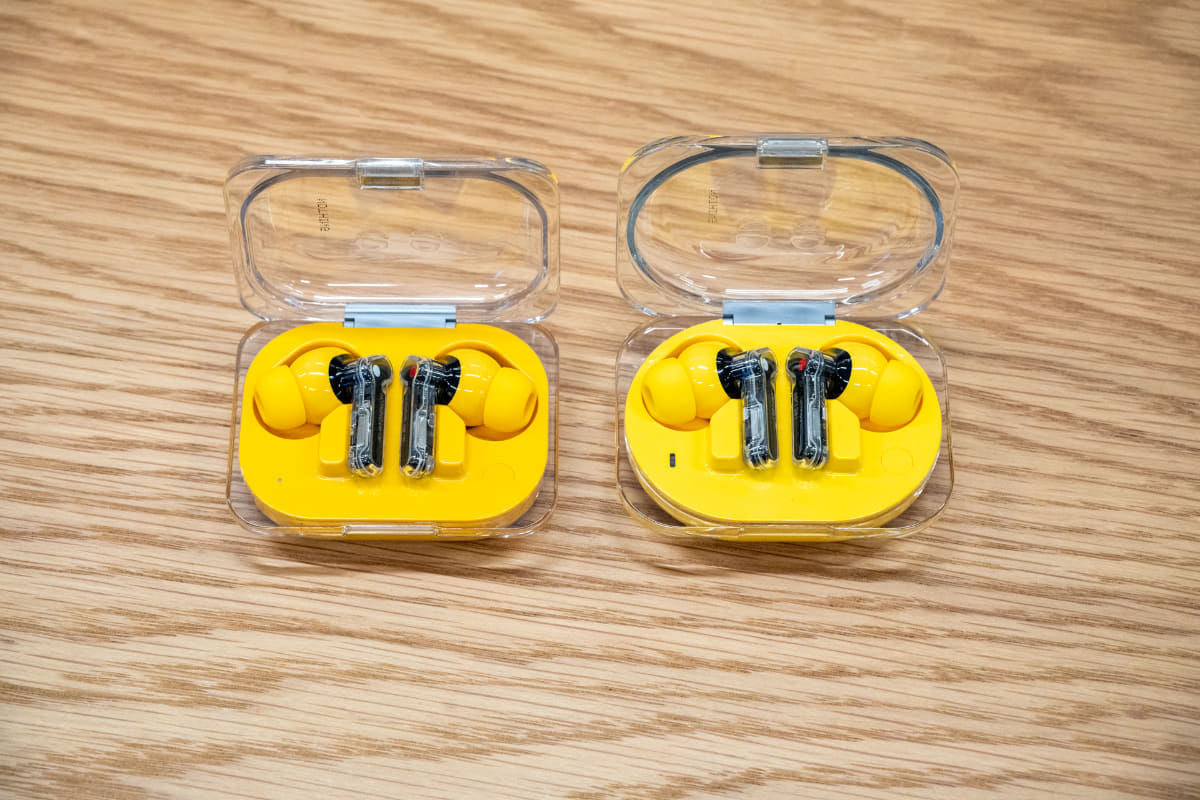 左が「Ear (a)」、右がEar (3a)。ケース内部のカラーが付いたパーツが丸みを増している。同じイエローでもトーンが明るめに