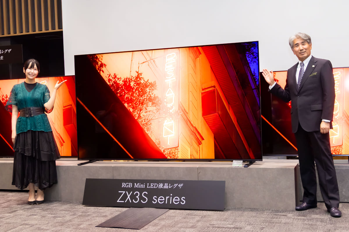 小岩井ことりさん(写真左)と、TVS REGZA 取締役副社長 石橋泰博氏