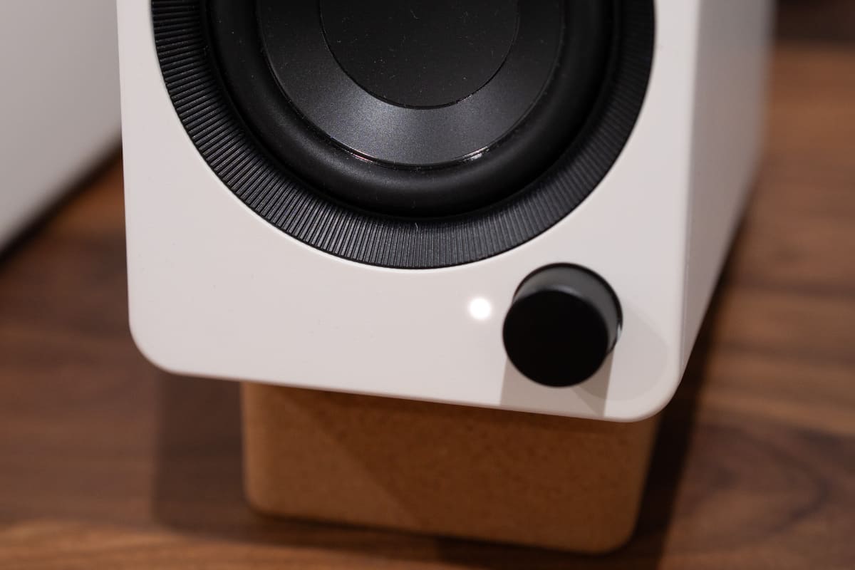 電源ランプの色は、白いとUSB、青だとBluetoothと、ステータス表示も兼ねている