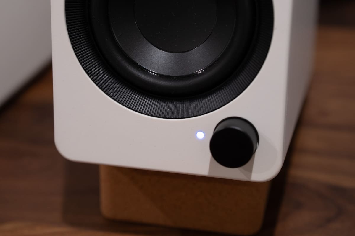 電源ランプの色は、白いとUSB、青だとBluetoothと、ステータス表示も兼ねている