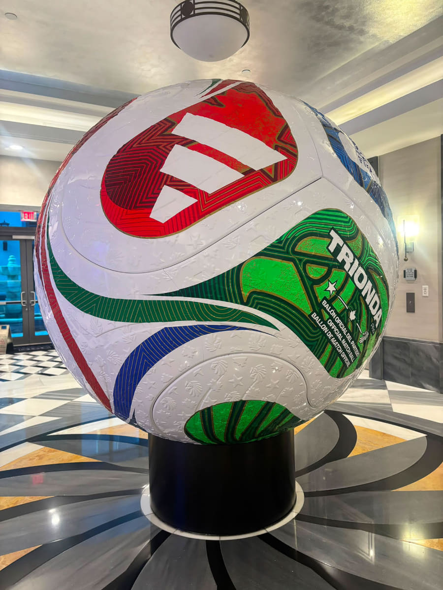 施設の入り口にあるサッカーボールのモニュメント