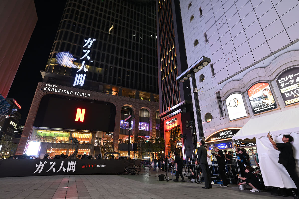世界最大級のLEDディスプレイをドローンで夜空に吊り上げる“日本初の巨大フライングスクリーン”<br><span class="fnt-70">Netflixシリーズ「ガス人間」世界独占配信中</span>