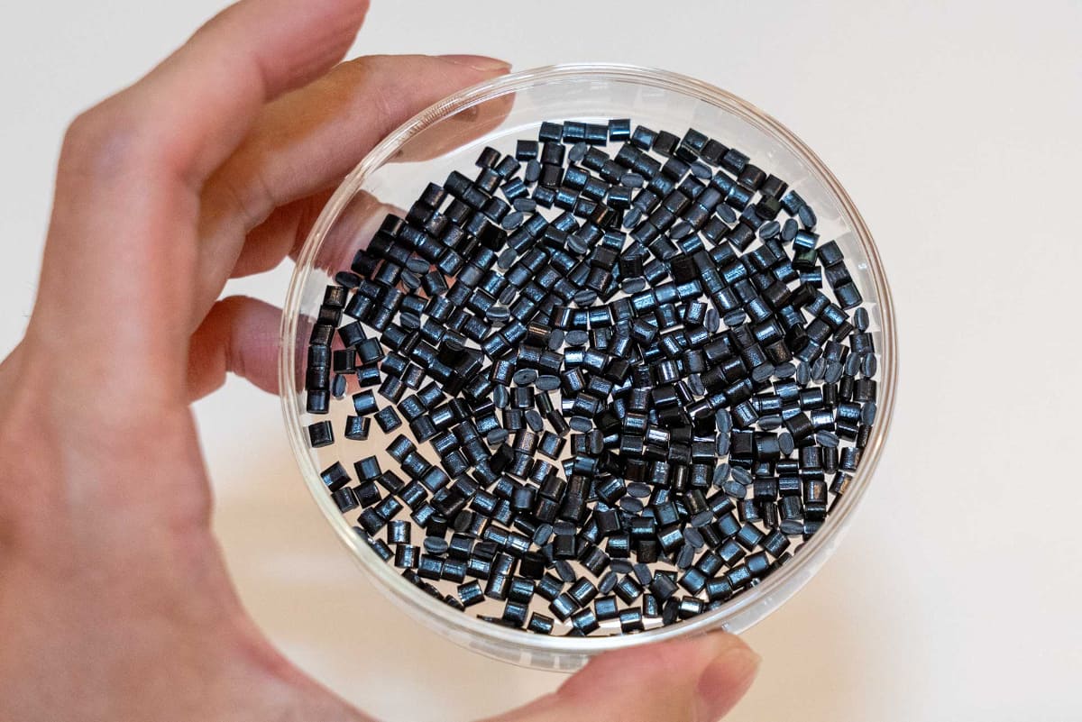 背面カバー用のリニューアブルプラスチックペレット