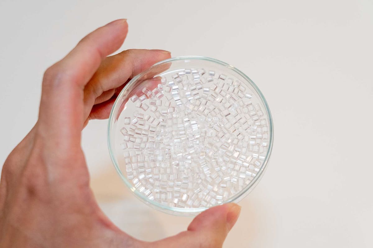 ソニーなど14社が共同構築したグローバルサプライチェーンで製造されるリニューアブルプラスチック。こちらは光学系に使われるペレット