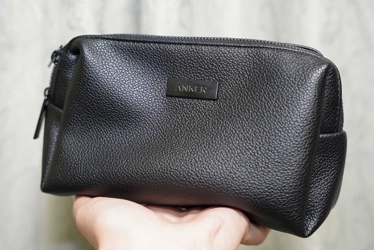 一部を除いて難燃性の素材を使ったポーチ「Anker Style Pouch」。万が一、収納物が発火した場合でも燃えにくい設計