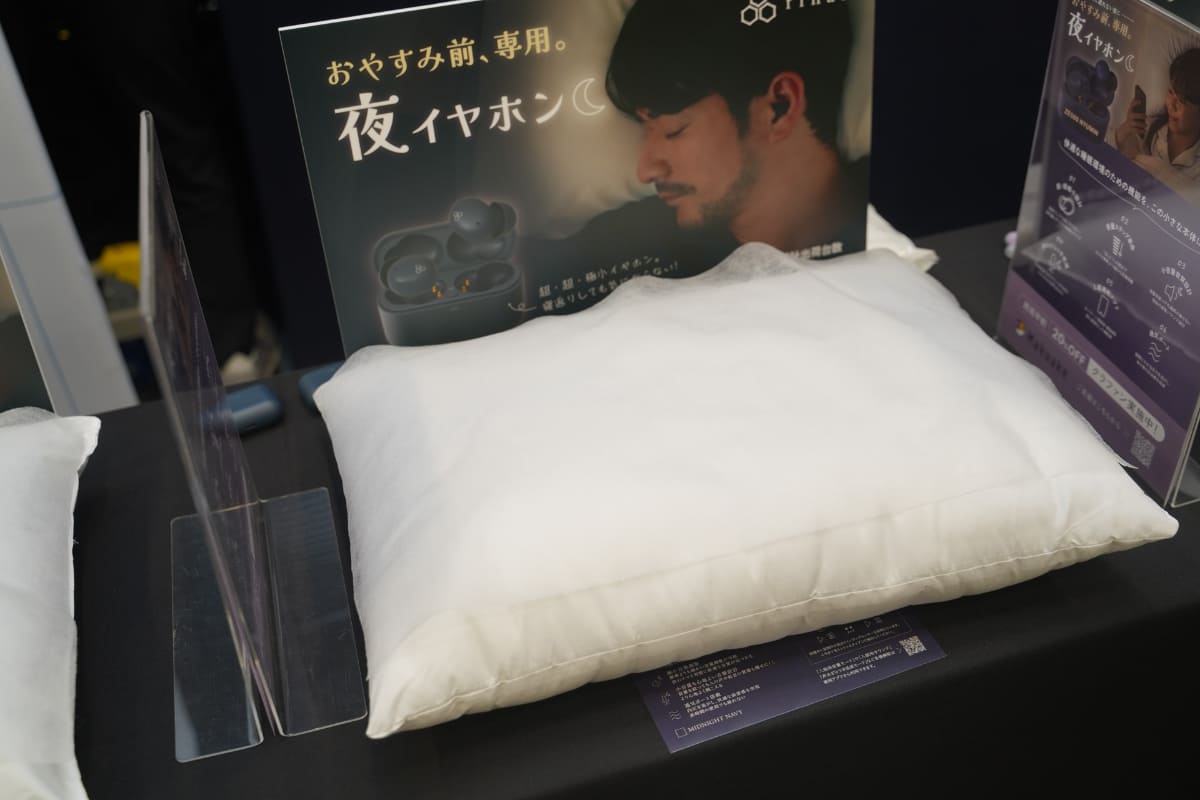 なんと、会場に枕が登場。装着した状態で枕に耳をうずめ、異物感の無さを体験できる