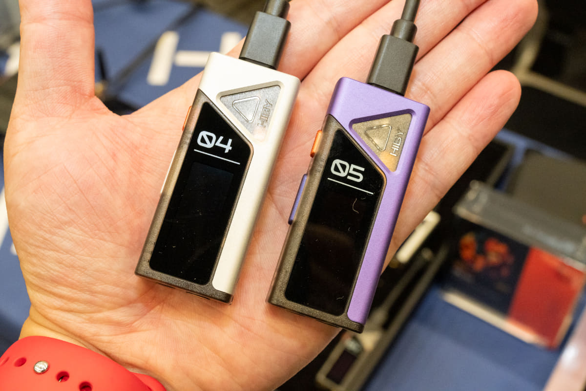 FC4 with Display(左)、FC5 with Display(右)