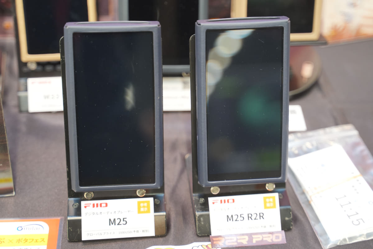 左からFIIO M25 R2R、M25