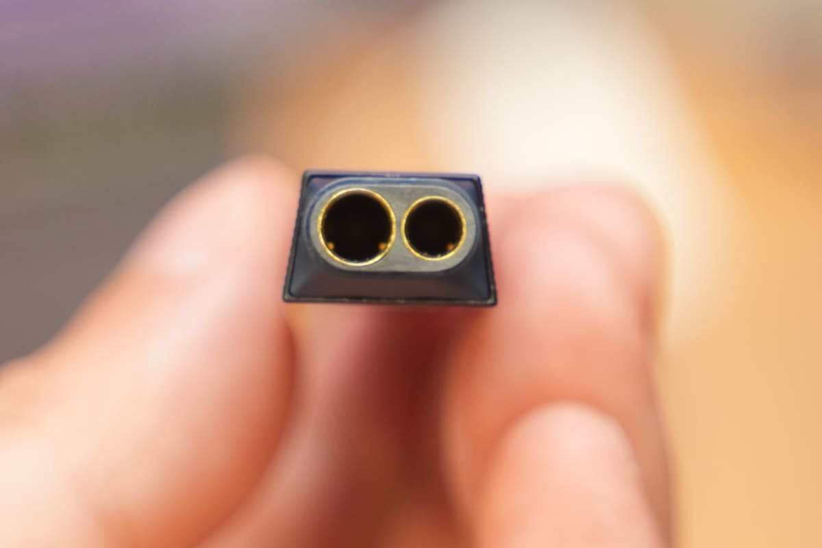 細身の筐体サイズでギリギリに見えるが、4.4mmバランス出力とS-Balanced 3.5mm出力を備える