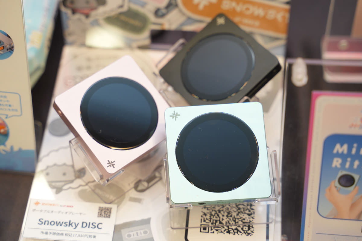 MDサイズのミニDAP「Snowsky DISC」などのレトロなデザインの製品から、ハイクラスなFIIOのデスクトップオーディオなどを展示しているエミライブース