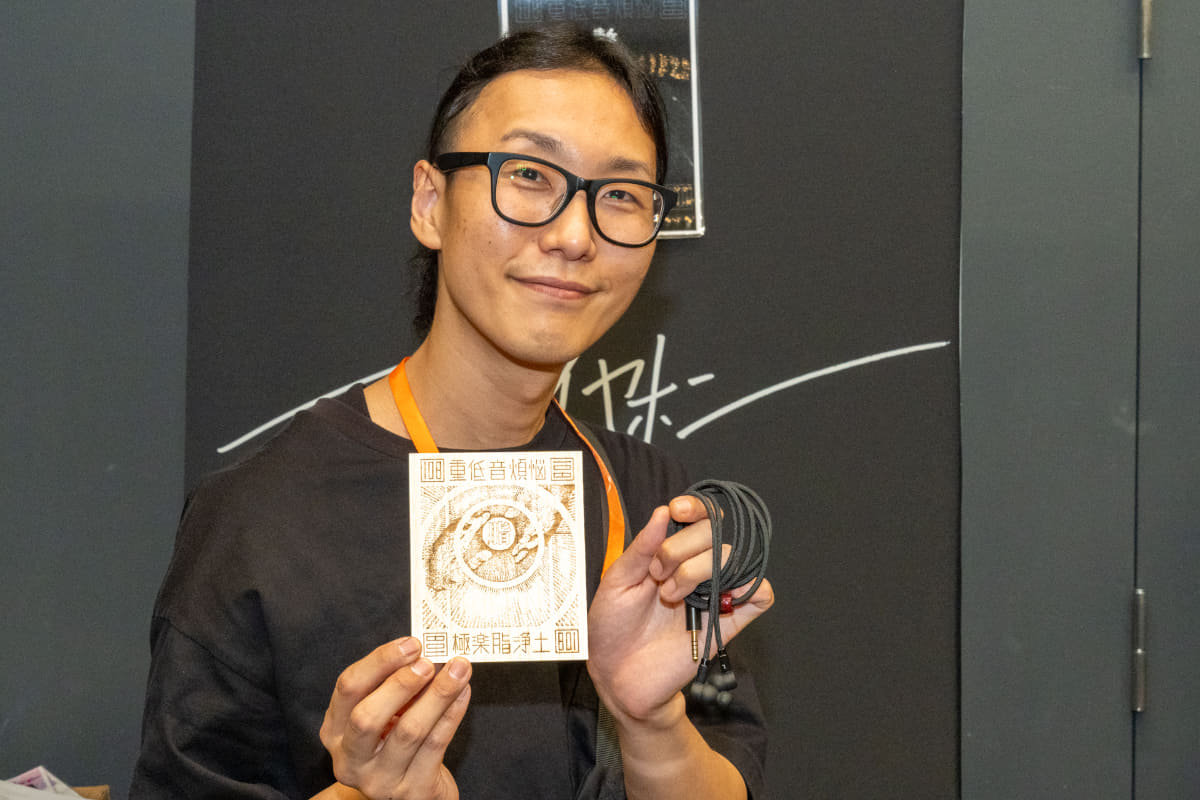 e☆イヤホンPRスタッフのはまちゃんと「脂 (KOTTERI) MarkIII -コッテリボンノウ-」