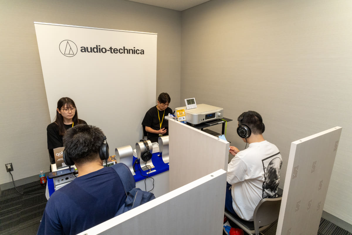 開放型ヘッドフォンのため、地下1Fの隔離された場所に試聴エリアが