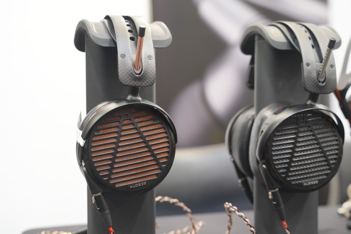 左がAudeze「LCD-5s」