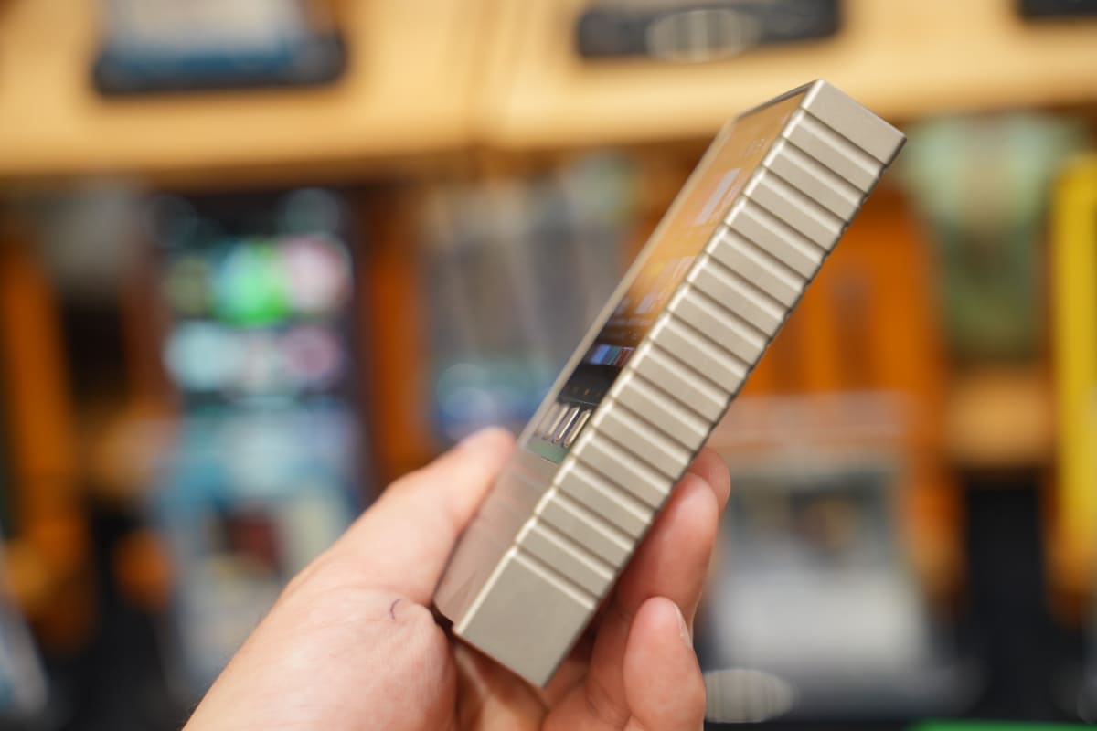 XM5 Overture TITANIUMは、ONIXのDAP「Overture XM5」の筐体をチタニウム合金へと変更した数量限定生産モデル。基板内のGNDであり、シールドの役割を担う筐体の素材を変更することで、通常モデルとは異なるハイエンドIEM向けのサウンドを目指した