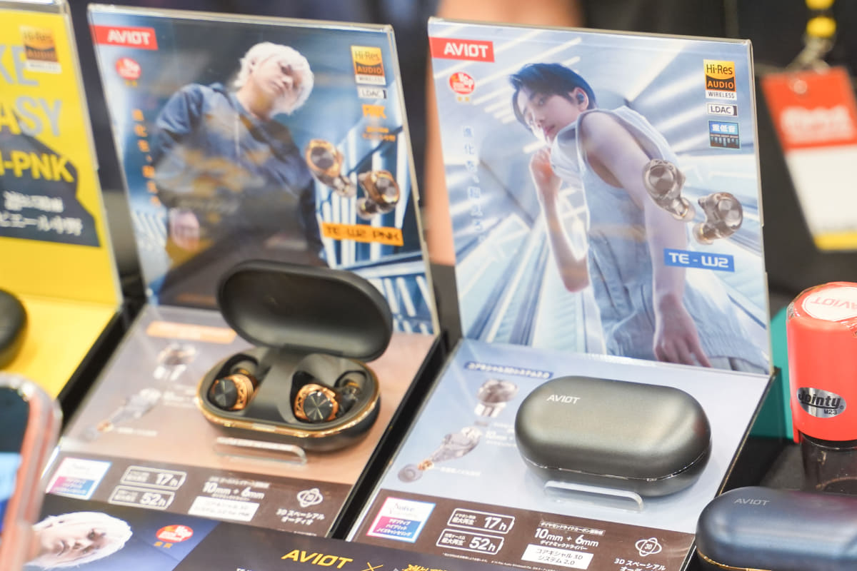 左が新完全ワイヤレスイヤフォン「TE-W2」、右がTE-W2をベースに、凛として時雨のドラマー・ピエール中野氏がサウンドチューニングとデザインを完全監修した「TE-W2-PNK」
