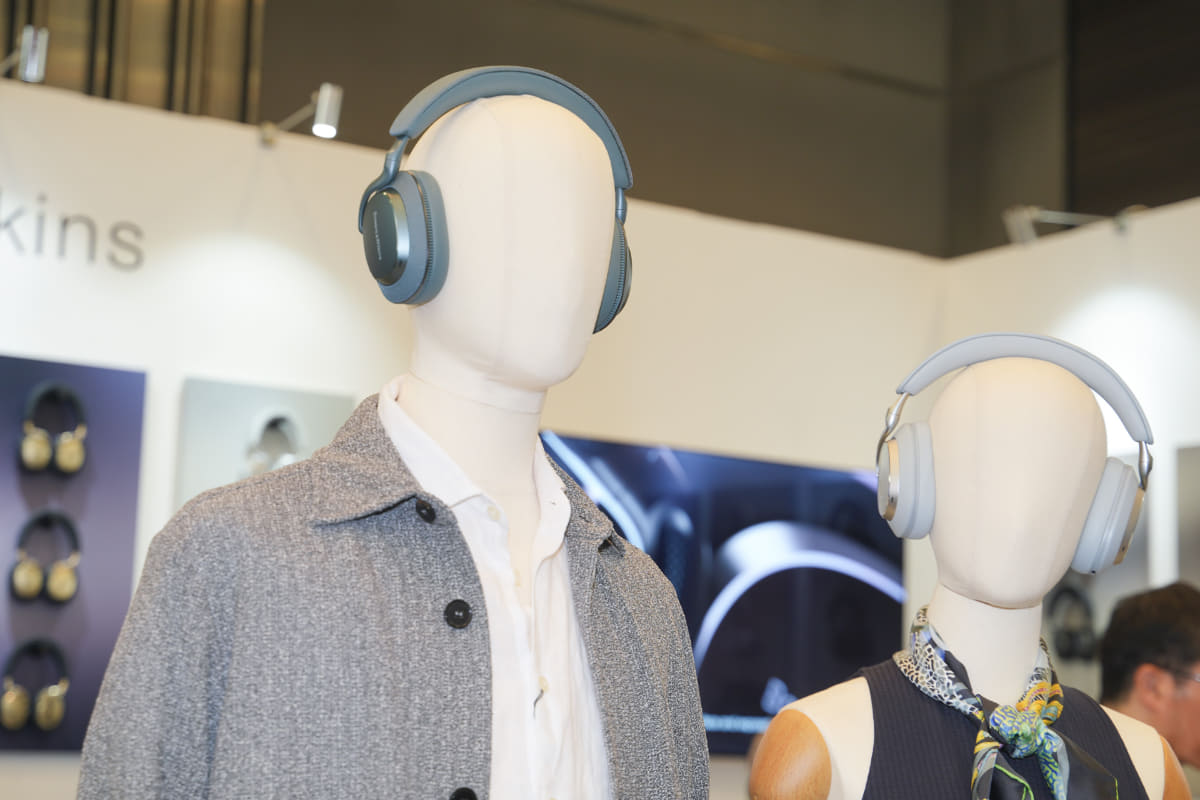 Bowers & Wilkinsのブースでは、Px8 S2など、サウンドだけでなく、デザイン面の評価も高いヘッドフォン、イヤフォンを、豊富なカラーバリエーションと共に展示。ヘッドフォンにマッチした服装なども提案している。さらに、独自の空間オーディオ再生が可能なスピーカー「DENON HOME 200/400/600」なども紹介している