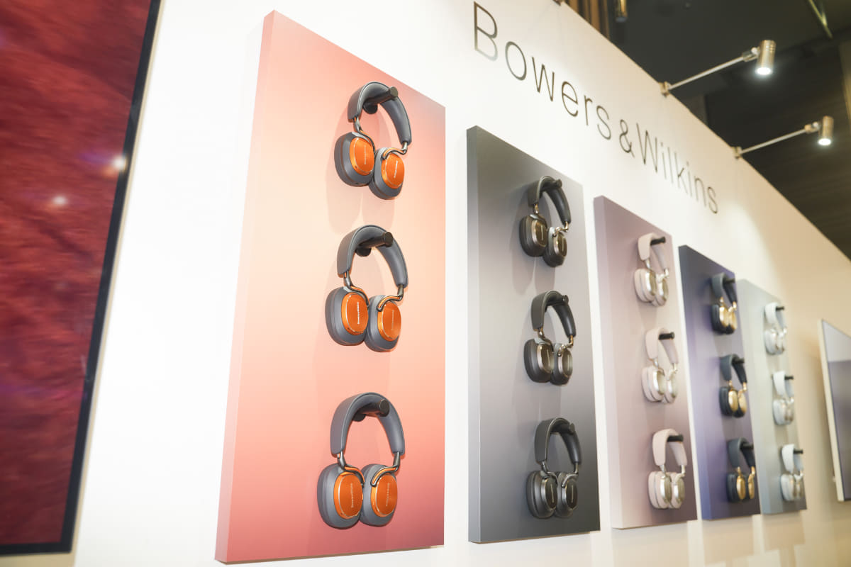 Bowers & Wilkinsのブースでは、Px8 S2など、サウンドだけでなく、デザイン面の評価も高いヘッドフォン、イヤフォンを、豊富なカラーバリエーションと共に展示。ヘッドフォンにマッチした服装なども提案している。さらに、独自の空間オーディオ再生が可能なスピーカー「DENON HOME 200/400/600」なども紹介している