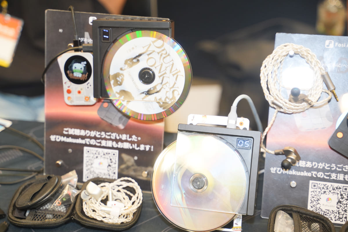 ディスクが露出しながら回転する半開放型CDプレーヤー「DISC Nano」