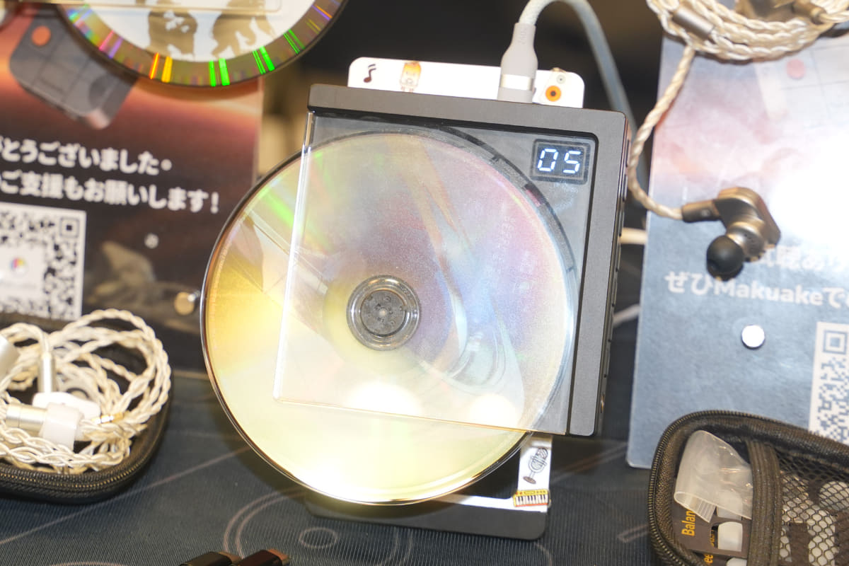 ディスクが露出しながら回転する半開放型CDプレーヤー「DISC Nano」