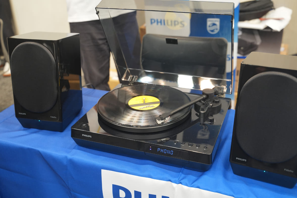 レコープレーヤーにCDプレーヤーも内蔵した「FT1」と、アクティブスピーカー「FA3」