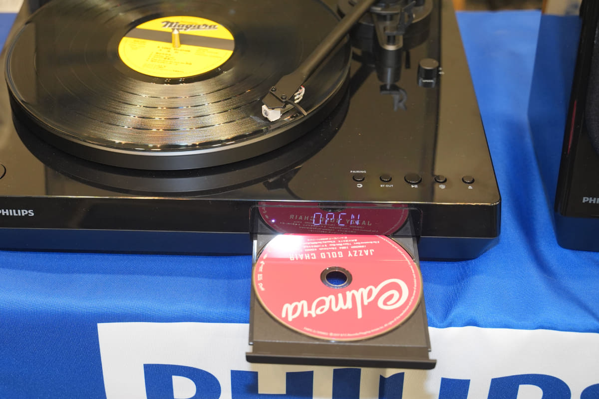 CDトレーはレコープレーヤーとしてのデザインを損なわないように収納されている