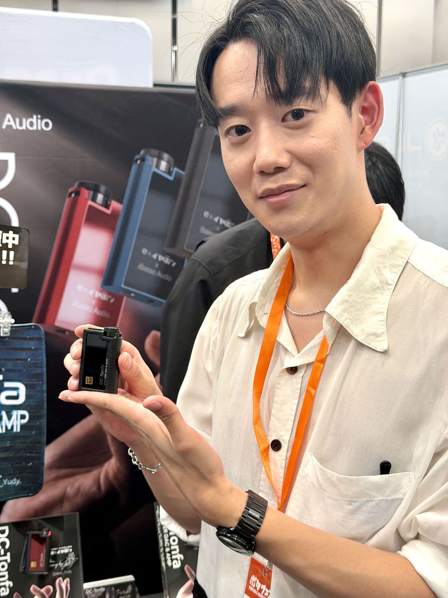 e☆イヤホンにおいて、SNSやYouTubeで製品の魅力を分かりやすく発信、自身も熱狂的なiBasso Audioのファンという二代目イヤホン王子・ゆーでぃ氏が、チューニングとカラー選定の中核を担当した