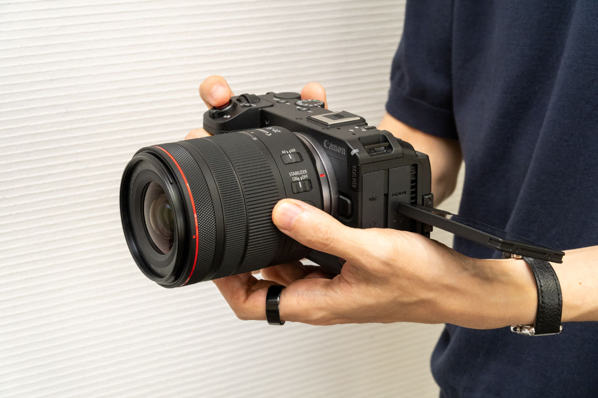 EOS R6 V。ファインダーは非搭載。バリアングルモニターを備える